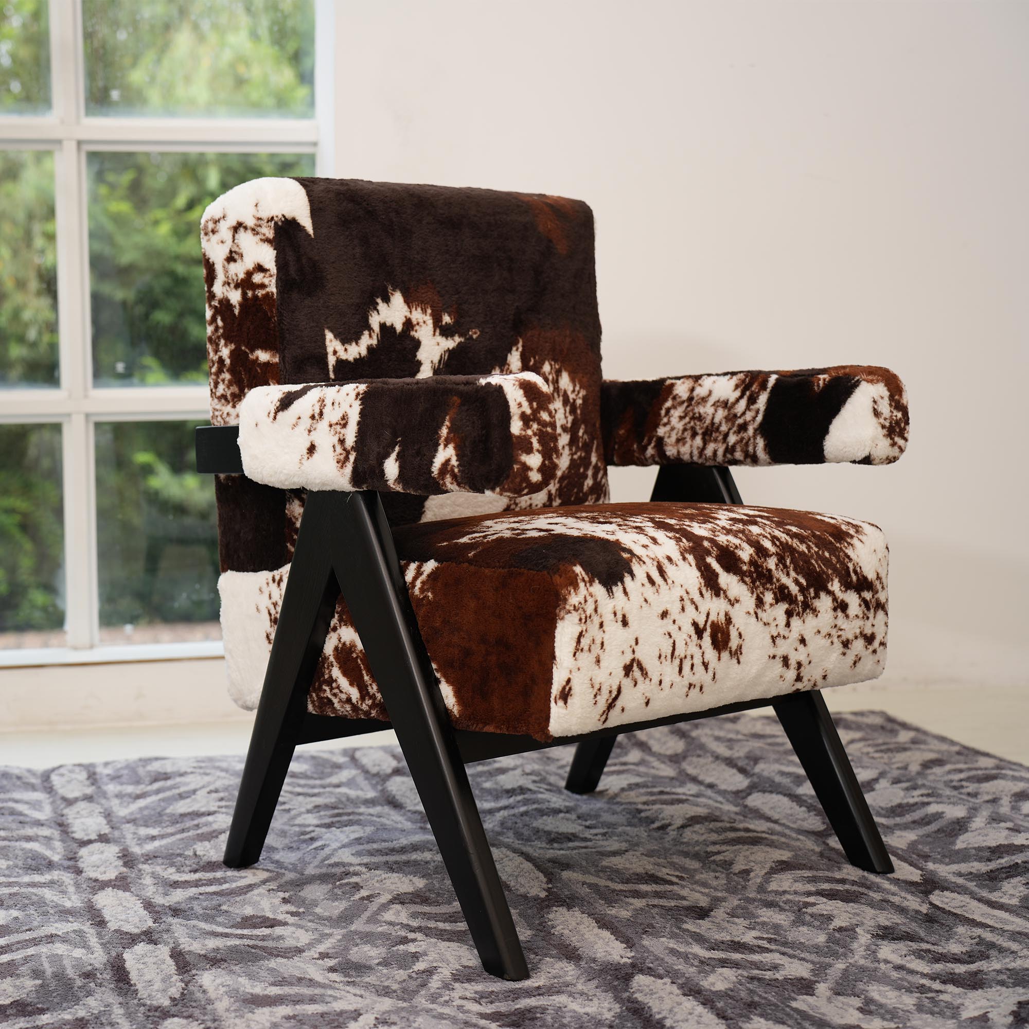 Commercial Fabric Printing - เก้าอี้พักผ่อนลายวัว แบบมีปีกหุ้มเบาะ รุ่น Chandigarh เก้าอี้มีที่วางแขน เก้าอี้คลับ